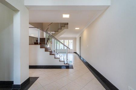 Casa para alugar com 430m², 4 quartos e 6 vagas