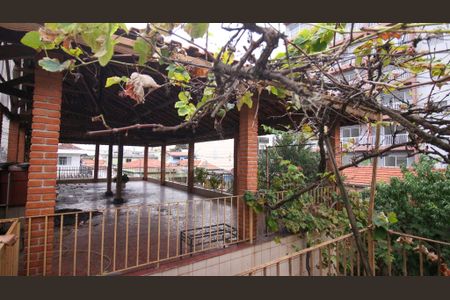 Casa à venda com 330m², 4 quartos e 4 vagas Casa à venda com 330m², 4 quartos e 4 vagasÁrea externa