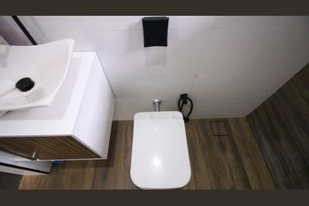 Casa à venda com 330m², 4 quartos e 4 vagas Casa à venda com 330m², 4 quartos e 4 vagasBanheiro da Área comum