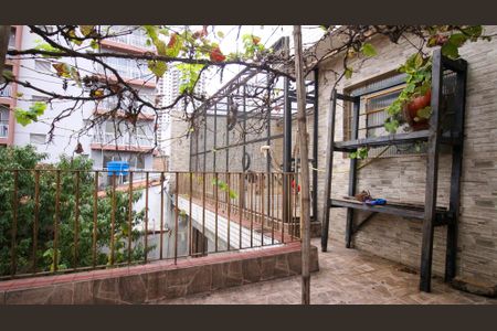 Casa à venda com 330m², 4 quartos e 4 vagas Casa à venda com 330m², 4 quartos e 4 vagasÁrea externa