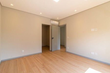 Casa à venda com 4 quartos, 309m² em Suru, Barueri