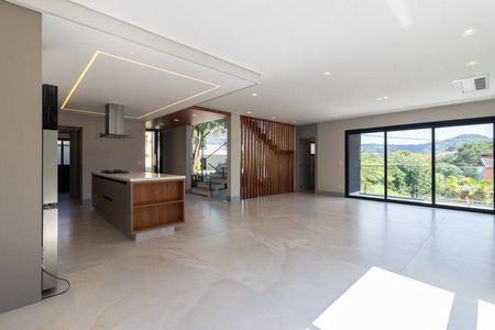 Casa à venda com 4 quartos, 309m² em Suru, Barueri