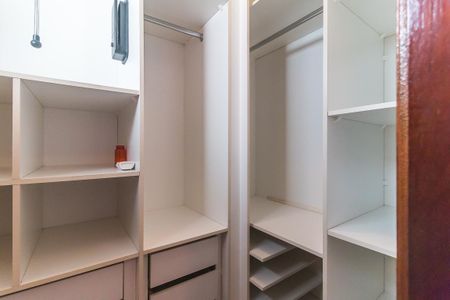 Casa de condomínio para alugar com 270m², 3 quartos e 2 vagas Casa de condomínio para alugar com 270m², 3 quartos e 2 vagasCloset