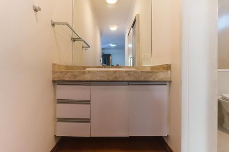 Casa de condomínio para alugar com 270m², 3 quartos e 2 vagas Casa de condomínio para alugar com 270m², 3 quartos e 2 vagasBanheiro da Suíte