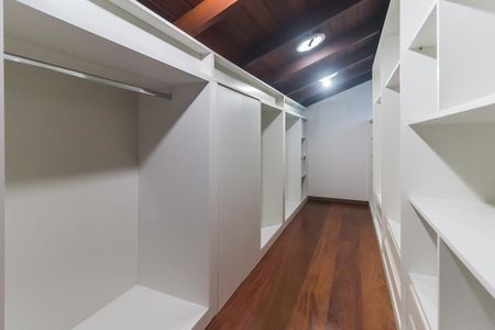 Casa de condomínio para alugar com 270m², 3 quartos e 2 vagas Casa de condomínio para alugar com 270m², 3 quartos e 2 vagasCloset