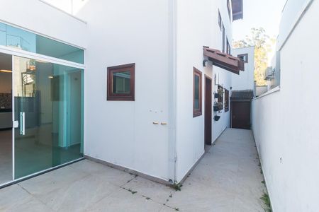 Casa de condomínio para alugar com 270m², 3 quartos e 2 vagas Casa de condomínio para alugar com 270m², 3 quartos e 2 vagasCorredor Lateral