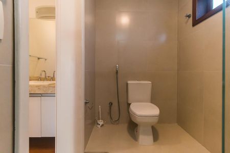 Casa de condomínio para alugar com 270m², 3 quartos e 2 vagas Casa de condomínio para alugar com 270m², 3 quartos e 2 vagasBanheiro da Suíte