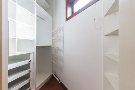 Casa de condomínio para alugar com 270m², 3 quartos e 2 vagas Casa de condomínio para alugar com 270m², 3 quartos e 2 vagasCloset