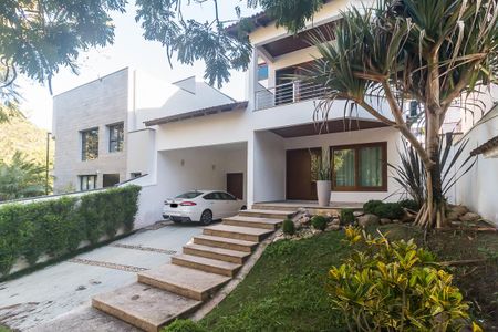 Casa de condomínio para alugar com 270m², 3 quartos e 2 vagas Casa de condomínio para alugar com 270m², 3 quartos e 2 vagasFachada