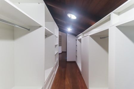 Casa de condomínio para alugar com 270m², 3 quartos e 2 vagas Casa de condomínio para alugar com 270m², 3 quartos e 2 vagasCloset