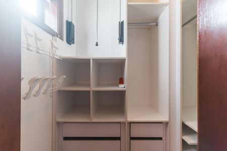 Casa de condomínio para alugar com 270m², 3 quartos e 2 vagas Casa de condomínio para alugar com 270m², 3 quartos e 2 vagasCloset