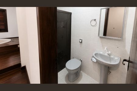 Casa para alugar com 540m², 5 quartos e 5 vagas Casa para alugar com 540m², 5 quartos e 5 vagasBanheiro 1
