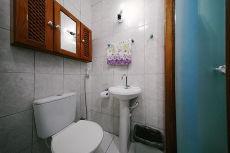 Casa para alugar com 350m², 2 quartos e 1 vaga Casa para alugar com 350m², 2 quartos e 1 vagaBanheiro da Suíte 2