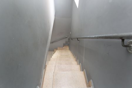 Casa à venda com 170m², 5 quartos e 4 vagas Casa à venda com 170m², 5 quartos e 4 vagasEscada