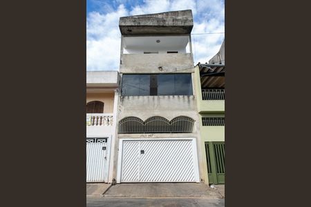 Casa à venda com 170m², 5 quartos e 4 vagas Casa à venda com 170m², 5 quartos e 4 vagasFachada