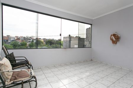 Casa à venda com 170m², 5 quartos e 4 vagas Casa à venda com 170m², 5 quartos e 4 vagasVaranda
