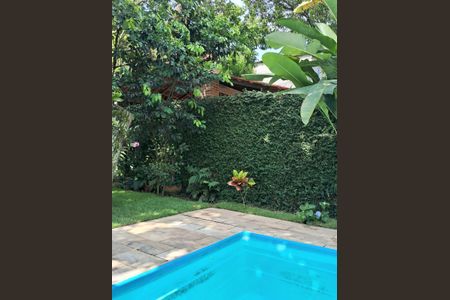 Casa à venda com 240m², 5 quartos e 4 vagas Casa à venda com 240m², 5 quartos e 4 vagasÁrea externa