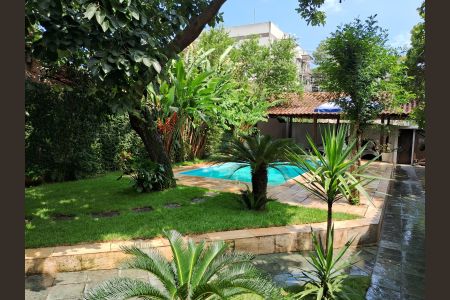 Casa à venda com 240m², 5 quartos e 4 vagas Casa à venda com 240m², 5 quartos e 4 vagasÁrea externa