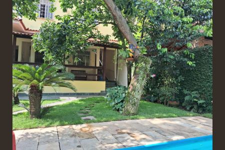 Casa à venda com 240m², 5 quartos e 4 vagas Casa à venda com 240m², 5 quartos e 4 vagasÁrea externa