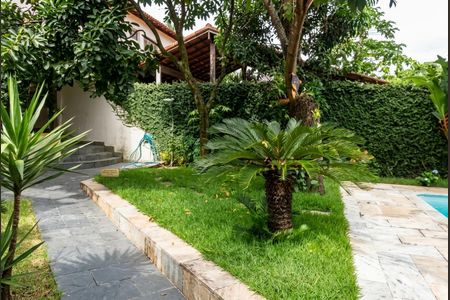 Casa à venda com 240m², 5 quartos e 4 vagas Casa à venda com 240m², 5 quartos e 4 vagasÁrea externa