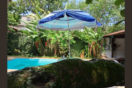 Casa à venda com 240m², 5 quartos e 4 vagas Casa à venda com 240m², 5 quartos e 4 vagasÁrea externa