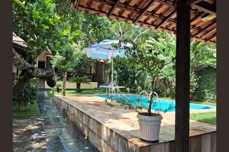 Casa à venda com 240m², 5 quartos e 4 vagas Casa à venda com 240m², 5 quartos e 4 vagasÁrea externa