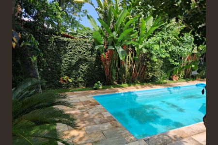 Casa à venda com 240m², 5 quartos e 4 vagas Casa à venda com 240m², 5 quartos e 4 vagasÁrea externa