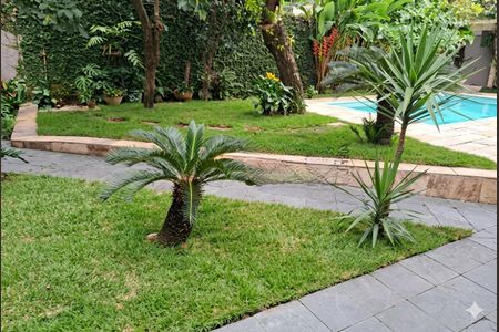 Casa à venda com 240m², 5 quartos e 4 vagas Casa à venda com 240m², 5 quartos e 4 vagasÁrea externa