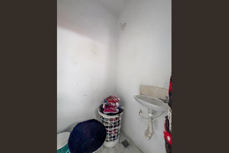 Casa de condomínio à venda com 120m², 6 quartos e 2 vagasCasa 3 - Banheiro de Serviço