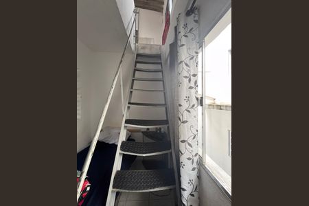 Casa de condomínio à venda com 120m², 6 quartos e 2 vagasCasa 3 - Escada