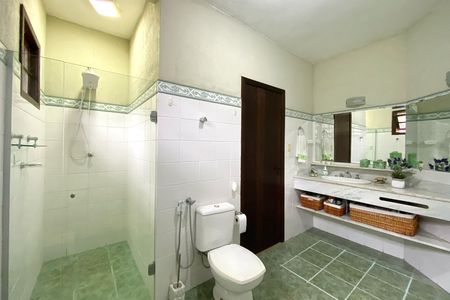 Casa de condomínio à venda com 278m², 3 quartos e 5 vagas Casa de condomínio à venda com 278m², 3 quartos e 5 vagasBanheiro da Suíte