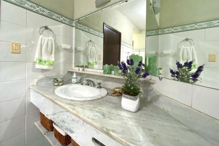 Casa de condomínio à venda com 278m², 3 quartos e 5 vagas Casa de condomínio à venda com 278m², 3 quartos e 5 vagasBanheiro da Suíte