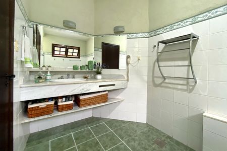 Casa de condomínio à venda com 278m², 3 quartos e 5 vagas Casa de condomínio à venda com 278m², 3 quartos e 5 vagasBanheiro da Suíte