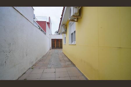 Casa para alugar com 170m², 3 quartos e 3 vagasCorredor lateral casa 