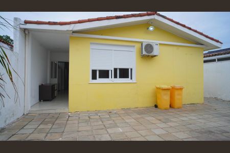 Casa para alugar com 170m², 3 quartos e 3 vagasFachada fundos e pátio 