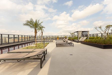 Studio para alugar com 30m², 1 quarto e sem vaga Studio para alugar com 30m², 1 quarto e sem vagaÁrea comum - Piscina