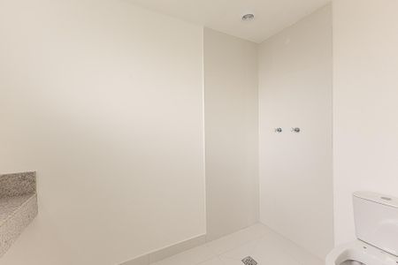 Banheiro de kitnet/studio para alugar com 1 quarto, 30m² em Indianópolis, São Paulo