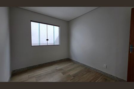 Casa à venda com 82m², 3 quartos e 4 vagas