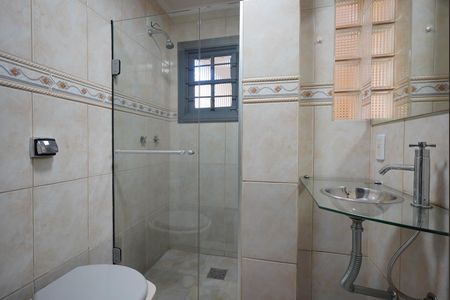 Banheiro  de casa à venda com 2 quartos, 135m² em Santana, Porto Alegre