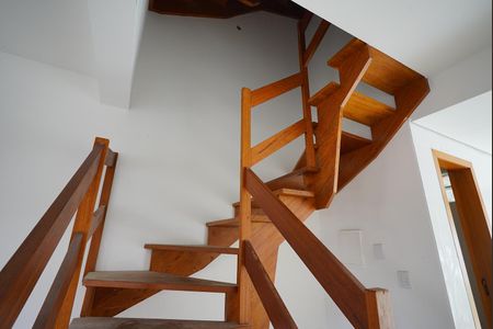 Escada para dormitórios  de casa à venda com 2 quartos, 140m² em Guarujá, Porto Alegre