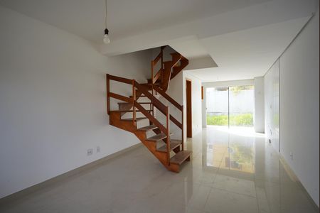 Sala de casa à venda com 2 quartos, 140m² em Guarujá, Porto Alegre