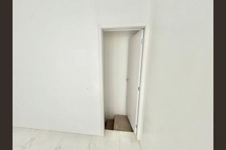 Casa de condomínio à venda com 124m², 3 quartos e 2 vagas Casa de condomínio à venda com 124m², 3 quartos e 2 vagasEscada