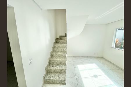 Casa de condomínio à venda com 124m², 3 quartos e 2 vagas Casa de condomínio à venda com 124m², 3 quartos e 2 vagasEscada