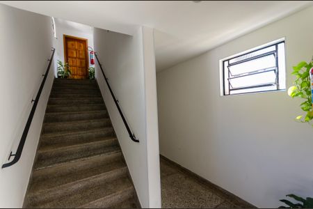 Apartamento para alugar com 46m², 2 quartos e 1 vaga Apartamento para alugar com 46m², 2 quartos e 1 vagaEscada
