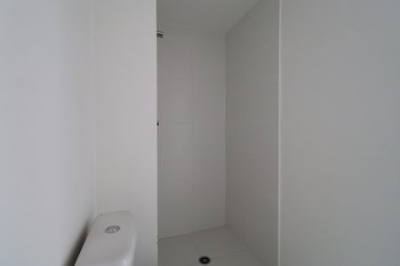 Banheiro de apartamento para alugar com 1 quarto, 28m² em Parque Industrial Tomas Edson, São Paulo