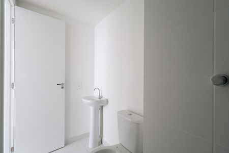 Banheiro de apartamento para alugar com 1 quarto, 28m² em Parque Industrial Tomas Edson, São Paulo