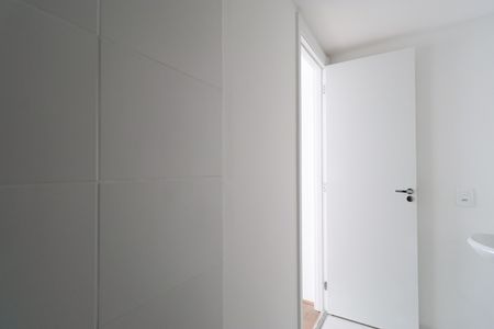 Banheiro de apartamento para alugar com 1 quarto, 28m² em Parque Industrial Tomas Edson, São Paulo