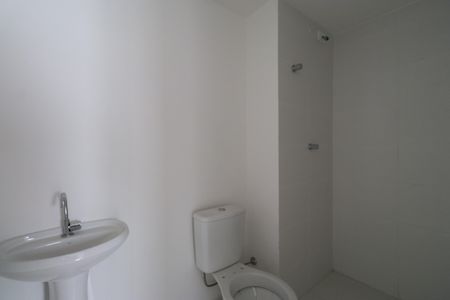 Banheiro de apartamento para alugar com 1 quarto, 28m² em Parque Industrial Tomas Edson, São Paulo
