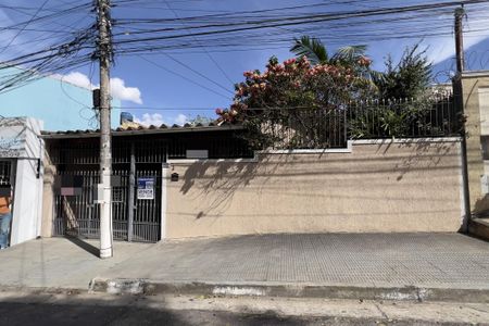 Casa à venda com 250m², 2 quartos e 2 vagas Casa à venda com 250m², 2 quartos e 2 vagasFachada com placa