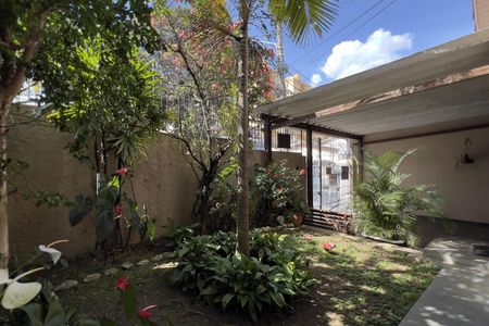 Casa à venda com 250m², 2 quartos e 2 vagas Casa à venda com 250m², 2 quartos e 2 vagasJardim